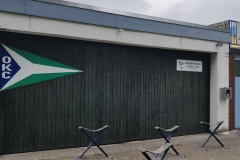 Der Defibrillator an der Kanalseite der Vereinsgebäude.