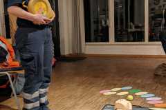 Maren erklärt die Funktionsweise und den richtigen Umgang mit dem Defibrillator.