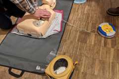 Einsatz ist gefragt. Herzdruckmassage am Dummy.