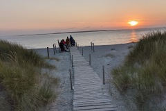 Strandübergang bei Sonnenuntergang.
